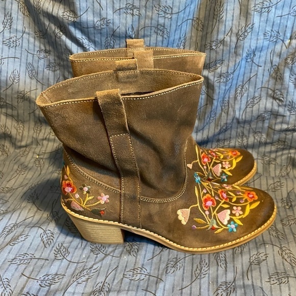 Andre Assous suede embroidered ankle cowboy boots like new 8 - Picture 1 of 8